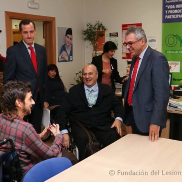 El consejero de Políticas Sociales y Familia, Carlos Izquierdo, visitó este lunes la Fundación del Lesionado Medular (FLM) y ASPAYM Madrid
